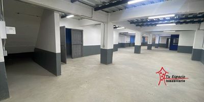 Bodega en arriendo en Prado Centro, Medellín primer piso de 270 m2 aproximadamente, cuenta con 3 baños, salón, cocina sencilla, piso en concreto y cámaras de seguridad.Adicional tiene rutas de acceso y transporteCercanías:Av Oriental, Av Ecuador Para mayor información contáctame Melissa Salazar 314 7757934