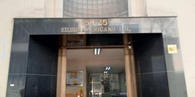 OFICINA  EN ARRIENDO UBICADA EN EL CENTRO EN EL EDIFICIO SURAMERICANO, LIBRE DE SERVICIOS  
COMODIDADES:
- SALON DE 21.5 METROS-BIBLIOTECA EMPOTRADA-BAÑO COMUN-PORTERIA 24 HORAS-PISO CERAMICA
INFORMACION COMERCIALASESORA COMERCIAL YANI CUERVOPBX: (604)4480450LINEA WHATSAPP: 3006747672