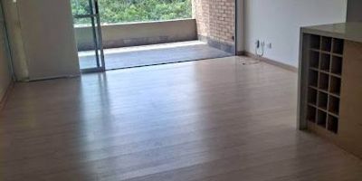 Excelente apartamento en Envigado, tiene acabados modernos, cuenta con tres habitaciones con closet, dos baños, parqueadero y cuarto útil, el edificio tiene piscina en el techo, gimnasio y parqueaderos cubiertos. 