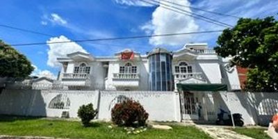 Casa comercial / Institucional en arriendo

Ubicación y Espacio

Ubicación Excelente: Esquinera en el tradicional barrio El Recreo.

Área Generosa: Cuatrocientos metros cuadrados de área construida.

Acceso e Ingreso: Cuenta con ante jardín y un amplio lobby de ingreso.

Parqueadero: Garaje con espacio suficiente para múltiples vehículos.

Distribución y Facilidades

Salones Principales: Dos salones de gran tamaño, perfectos para reuniones oficinas o eventos.

Zona de Comidas: Espacio dedicado para cafetería.

Total de Espacios Privados: Trece habitaciones u oficinas.

Diez habitaciones son de tamaño estándar.

Tres habitaciones son más pequeñas, ideales para usar como bodegas o archivo.

Tecnología: Toda la luz cuenta con cableado Seis A para alta tecnología.

Baños: Seis baños en total.

Accesibilidad: Un baño adaptado para personas con discapacidad y rampa para discapacitados.

Nivel Adicional

Tercer Nivel: Área en el tercer piso que incluye su propio baño. Este espacio es ideal pa