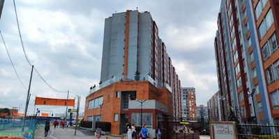 Acogedor Apartamento en Nueva castilla Tintal, conjunto Torres De Castello, con una ubicación ideal para disfrutar con la familia, cuenta con fáciles vías de acceso, cerca de avenida ciudad de Cali, cerca de la avenida de las Américas, cerca de estación de Transmilenio. Dentro del conjunto podrá recorrer las espectaculares zonas verdes, parque infantil. El apartamento cuenta con buenos acabados y con gran iluminación natural.  Posee una excelente distribución, con sala comedor, tres alcobas con closet, la principal con baño privado, con cocina integral con gas natural, no tiene parqueadero.  Cualquier información adicional contáctenos al número 3143647952 o al correo electrónico  maritza.suarezinmobiliariabogota.com. El equipo de Inmobiliaria Bogotá está comprometido a brindar una experiencia de vida excepcional para nuestros clientes desde el momento en que se unen a nuestra comunidad