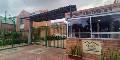 Espectacular Casa en el Cortijo, con una ubicación ideal para disfrutar con la familia, cerca a colegios, jardines infantiles y al centro comercial Diverplaza. Dentro del conjunto podrá recorrer los espectaculares jardines que allí encontrará, la zona BBQ o la zona de juegos. La casa cuenta con tres niveles y amplios espacios y con gran iluminación natural, cocina integral tipo americana abierta al comedor, tiene una gran sala donde podrá apreciar los atardeceres de la ciudad. Posee una excelente distribución con tres alcobas con closet y la principal con baño privado. Cualquier información adicional contáctenos al número 3143647952 o al correo electrónico maritza.suarezinmobiliariabogota.com. El equipo de Inmobiliaria Bogotá está comprometido a brindar una experiencia de vida excepcional para nuestros clientes desde el momento en que se unen a nuestra comunidad.                                                        