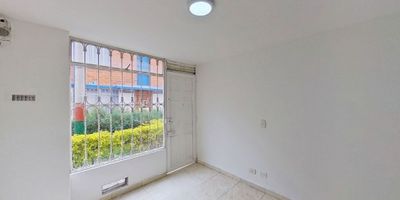 CASA EN VENTA – CONJUNTO RESIDENCIAL BOSQUES DE ZAPAN 5

OPORTUNIDAD IDEAL PARA VIVIR O INVERTIR
Casa ubicada en un sector tranquilo, con excelente conexión y todo lo que necesitas a pocos pasos. Espacios funcionales y bien distribuidos, perfecta como primer hogar o como inversión con alta demanda.

CARACTERÍSTICAS DEL INMUEBLE
– Vista interior
– Parqueadero comunal
– Documentos al día y sin deudas

DISTRIBUCIÓN INTERNA
– Sala-comedor iluminada
– Cocina integral equipada
– Zona de lavandería independiente
– Piso cerámico en todas las áreas

VENTAJAS DE UBICACIÓN
– A pocos pasos del Centro Comercial Mi Plaza Soacha
– Cercano a supermercados y tiendas de barrio
– Cerca al Colegio Nuestra Señora del Carmen
– Fácil acceso a paraderos de transporte público
– Rutas de ingreso por Carrera 4B y Transversal 4B

ZONAS COMUNES DEL CONJUNTO
– Zonas verdes
– Salón comunal
– Parque infantil
– Vigilancia privada 24/7

UNA OPCIÓN SEGURA Y ACCESIBLE PARA VIVIR O INVERTIR
Propiedad lista para habitar, con buena ubicación, excelente conectividad y todas las comodidades que necesitas.

Solicita más información y agenda tu visita.

H3
