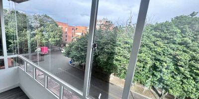 Descripción: Q : 23456.
Apartamento en Venta – Colina Campestre Totalmente remodelado | 3 habitaciones | Excelente ubicación.Descubre este espectacular apartamento en la mejor zona de Colina Campestre, totalmente remodelado y listo para estrenar. Disfruta de espacios modernos, cómodos y con una ubicación inmejorable: Características principales: 3 amplias habitaciones. 3 baños. Cocina integral remodelada, de diseño moderno. Zona de lavandería independiente. Espacio adicional que puede ser despensa, estudio o cuarta habitación. Sala comedor con excelente iluminación natural. Recibidor de acceso al apartamento. Estudio o sala de TV. 2 parqueaderos cubiertos en línea + depósito privado. Conjunto residencial con excelentes amenidades: Salón social para reuniones. Zona BBQ. Espacios infantiles para los más pequeños. Ubicación estratégica: A solo unos pasos del Centro Comercial Parque Colina, Éxito WOW 24 horas y Bodytech. Fácil acceso a la Av. Boyacá y Calle 138, cerca de zonas comerciales, restaurantes y servicio
