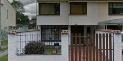 Casa en venta en el barrio Nueva Autopista, Bogotá D.C. Esta propiedad cuenta con 5 habitaciones, 4 baños y 3 parqueaderos. Con una superficie total de 220 metros cuadrados, esta casa ofrece espacios como biblioteca, bodega, baño de servicio y closets, cuenta con una ubicación estratégica en Usaquén, esta propiedad es ideal para familias que buscan comodidad y espacio. No pierdas la oportunidad de adquirir esta amplia y funcional casa en una de las zonas más exclusivas de Bogotá. CUE-692 
