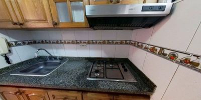 Tu Próximo Hogar en una Ubicación Inmejorable

Descubre un apartamento moderno, iluminado y con una distribución que brinda verdadera comodidad. Un espacio amplio y acogedor, pensado para quienes desean vivir con tranquilidad, excelente ubicación y la sensación de tenerlo todo al alcance.

Esta es una oportunidad única de inversión y bienestar. El inmueble está libre de gravamen y se reciben todos los bancos, lo que facilita un proceso de compra ágil y seguro. Su entorno ofrece cercanía a centros comerciales, universidades, zonas de interés y principales vías de acceso, convirtiéndolo en un lugar perfecto tanto para vivir como para proyectarse a futuro.

Ven a conocerlo y permítete imaginar tu vida aquí. Te sorprenderá la armonía, la luz y el confort que este hogar puede ofrecerte. Una oportunidad que no querrás dejar pasar.

H1.
