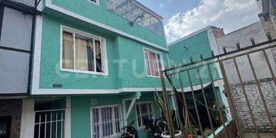 Casa multifamiliar de cuatro niveles ubicada en un sector residencial muy tranquilo al final de una cuadra cerrada, ideal para inversión o renta. Consta de seis apartamentos independientes distribuidos estratégicamente, todos con servicios compartidos y buena iluminación natural. Cuenta con un parqueadero en la entrada, acceso pavimentado y entorno seguro. Su ubicación ofrece fácil conexión con vías principales, transporte público, comercio y zonas industriales de Fontibón. Perfecta oportunidad para quienes buscan una propiedad rentable con excelente proyección de valorización en el occidente de Bogotá.