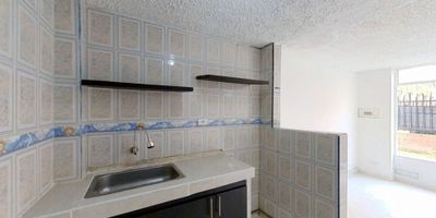 ? Casa en Venta — Praderas de Fontibón 4, El Chanco 


44 m² | Vista interior
2 habitaciones | 1 baño | Parqueadero comunal

Casa en excelente estado, con sala-comedor, cocina integral, zona de lavandería y pisos en cerámica. Ubicada en conjunto cerrado con vigilancia 24/7, salón comunal, parque infantil y zonas verdes.

? ubicación estratégica
Cerca de CC Viva, Éxito, D1, Ara, Colegio Antonio Van Uden, rutas SITP y vías principales como Av. Centenario y Carrera 123.

 Opción ideal para vivir o invertir

 Agenda tu visita

H1.
