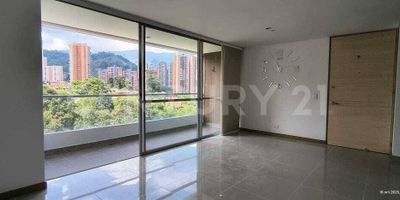 Se arrienda espectacular apartamento en Sabaneta, un hogar moderno y acogedor que destaca por su excelente distribución y su atmósfera luminosa. Con 98 m² muy bien aprovechados, este espacio ofrece comodidad, estilo y una vista que transforma cada día.
El apartamento cuenta con 3 habitaciones y 2 baños, además de una cocina integral abierta que se integra de manera armoniosa con la zona social. El balcón, con una vista privilegiada, se convierte en el lugar ideal para relajarse y disfrutar de la tranquilidad del sector.
Incluye star de TV o estudio, perfecto para el teletrabajo o como espacio adicional de descanso, junto con una práctica zona de lavado
La unidad es muy nueva, con solo un año de construida, y ofrece una experiencia de vida excepcional: portería 24 horas, zonas comunes completas y un ambiente seguro, moderno y rodeado de comodidades.
Un apartamento pensado para quienes buscan calidad, diseño y una ubicación estratégica en uno de los municipios con mayor crecimiento y valorización del sur del Valle de Aburrá.