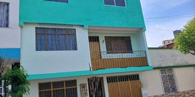 ¡Bienvenido a tu nuevo hogar en Bucaramanga! Esta acogedora casa de 3 habitaciones y 2 baños completos es perfecta para ti y tu familia. Con un parqueadero cubierto y una cocina , tendrás todo lo que necesitas. Disfruta de los interiores con balcón y terraza. Construida en 1999, esta propiedad de 115m² es ideal para vivir en un ambiente residencial tranquilo. ¡No pierdas la oportunidad de hacer de esta casa tu nuevo hogar! Casa para remodelar.