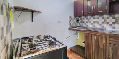 Apartaestudio en Arriendo – Robledo La Campiña (Piso 3)
Acogedor apartaestudio de aproximadamente 28 m², ubicado en un sector tranquilo y con fácil acceso en Robledo La Campiña. Cuenta con una alcoba, cocina semintegral con pipeta de gas, pisos en cerámica, baño sencillo y un patio que aporta buena ventilación.El arriendo incluye servicios de agua y energía hasta cierto valor, lo que lo convierte en una opción económica y práctica. Un espacio cómodo y funcional, ideal para quienes buscan vivir con tranquilidad y excelente ubicación.
COD 8604