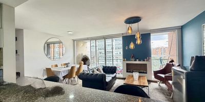 Amplio acogedor e iluminado apartamento en piso 9 esquilero exterior, 103m2, antigüedad 5 años, cuenta sala-comedor con chimenea y balcón de 4m2, 3 alcobas, 3 baños, estudio o estar de tv, cocina integral abierta, zona de lavandería independiente. 2 parqueaderos independientes y depósito.

Conjunto club house, con piscina, sauna, turco, BBQ, salón social, parque infantil, cancha de squash, salón de juegos, parqueadero de visitantes y seguridad privada. 
Sector Alejandría, cerca de centros comerciales Parque Colima, Éxito Wow 24 horas, Alkosto calle 170, supermercados, colegios y centros médicos, Clínica
La Colina, excelente transporte Av. Boyacá , Calle 153 la sirena, autopista norte y calle 170.