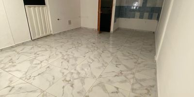 Se arrienda espectacular casa, consta de dos plantas , sala, comedor, 2 patios de ropa traseros cubierto, cocina semi integral, 5 alcobas, 4 baños, parqueadero.