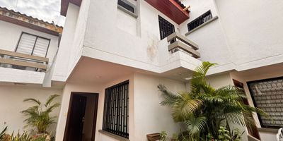 Casa en el tradicional Barrio El Prado – Barranquilla

Ubicada en el emblemático y residencial barrio El Prado, te presentamos esta encantadora casa en conjunto cerrado de tan solo 16 viviendas, lo que garantiza tranquilidad, exclusividad y privacidad.

Esta propiedad de dos niveles ofrece amplios y cómodos espacios distribuidos en:

Tres habitaciones iluminadas y ventiladas

Sala y comedor independientes

Cocina funcional y bien distribuida

Patio privado, ideal para disfrutar en familia

Cuarto y baño de servicio

Baño social en el primer nivel


De estrato 4, esta casa combina confort y excelente ubicación, a pocas cuadras del Centro Comercial Portal del Prado y de reconocidas universidades como la Simón Bolívar, la CUT y la Libre.

Un lugar ideal para quienes buscan vivir en un entorno tradicional, seguro y con todas las comodidades a su alcance.