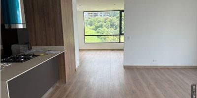 CÓDIGO: 9641FR806 Apartamento de Ensueño en Podium – Medellín, Vía Las Palmas Descubre un espacio donde el confort, la estética y la ubicación estratégica se unen para ofrecerte una experiencia residencial sin igual. Este exclusivo apartamento de 140 m² ha sido diseñado pensando en quienes valoran la amplitud, la privacidad y el buen gusto.

✨ Características Principales


 
 Tres alcobas independientes, cada una con baño privado, acabados de alta calidad y vestier enchapado.
 
 
 Sala-comedor de concepto abierto, ideal para recibir y compartir en un ambiente acogedor y moderno.
 
 
 Cocina integral tipo americano, equipada con mesón y salpicadero en quarstone blanco polar, horno, campana, muebles en madecor y lavaplatos doble en acero inoxidable.
 
 
 Balcón panorámico, con barandas en vidrio templado y una vista que inspira serenidad.
 
 
 Dos parqueaderos privados y cuarto útil, para tu comodidad y organización.
 


? Ubicación Privilegiada

Podium se encuentra en la vía Las Palmas, uno de los corredores viales más importantes de Medellín. Su localización estratégica permite una conectividad fluida hacia el oriente, occidente, centro y sur de la ciudad. Además, está a tan solo 20 minutos del aeropuerto internacional, gracias a su cercanía al Túnel de Oriente, lo que garantiza una alta valorización del proyecto.

? Amenidades del Proyecto


 
 Piscina climatizada
 
 
 Turco
 
 
 Gimnasio semi dotado
 
 
 Salón social
 
 
 Juegos infantiles
 


?️ Detalles Técnicos y Acabados


 
 Altura libre: 2.50 m
 
 
 Estructura: aporticada
 
 
 Pisos: Madera
 
 
 Muros: en concreto, ladrillo a la vista, estuco y pintura
 
 
 Cielos: en drywall con dilatación de 1 cm
 
 
 Iluminación: tipo ojo de buey y plafones
 
 
 Ventanas: en aluminio pintado
 
 
 Baños: división en vidrio templado, mesón en quarstone, muebles en madecor, espejo flotado sin moldura
 


Este apartamento no solo es una inversión inteligente, 
