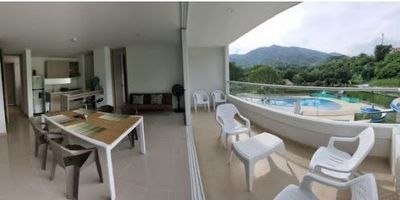 Apartamento en venta en Santafé de Antioquia, amoblado, cuenta con un área de 76 m2, distribuidos en 2 habitaciones cada una con baño, 3 baños, piso 5, áreas comunes piscinas, tobogán, cancha de futbol, golfito. Administración $300.000, a 5 min del parque principal de santa fe de Antioquia, cuenta con 3 vías de acceso, cerca al parque la Chinca y al hotel Mariscal, a solo 40 minutos de Medellín. Código Abad Faciolince AMO380, SIMI 585-27822, asesor Mauricio Correa cel. 3127578505.