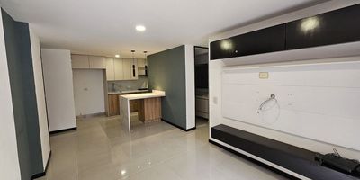Codigo 29167. Apartamento en arriendo ubicado en El Poblado sector Ciudad del RioCaracterísticas• 3 habitaciones (principal con baño privado) • 2 baños • Sala–comedor • Cocina abierta, integral con cubierta a gas y campana • Zona de ropas • Balcón • Parqueadero sencillo • Área total: 70 m² DescripciónEste apartamento en arriendo ubicado uno de los sectores más dinámicos y apetecidos de El Poblado, ofrece una mezcla ideal entre comodidad, movilidad y vida urbana. Su zona social con balcón proporciona excelente iluminación natural y un ambiente acogedor para disfrutar en familia.La habitación principal cuenta con clóset, piso en cerámica y baño privado con cabina en vidrio templado, mientras que las otras dos alcobas también disponen de clóset y el mismo tipo de acabado. La cocina abierta con mesón en Quarztone es moderna, práctica y se integra perfectamente con la zona social.El apartamento incluye parqueadero sencillo y una distribución funcional que aprovecha cada metro disponible.Entorno– Frente al Parque Lineal de Ciudad del Río – Cerca del Éxito de Ciudad del Río – Zona con museos, restaurantes, cafés y comercio – Fácil acceso a transporte público y vías principalesZonas comunesPortería 24 horas, lobby, parque infantil, gimnasio, salón social, piscina para adultos y niños, jacuzzi y parqueadero de visitantes.NotaCanon de arriendo: $3.650.000.