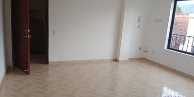 Apartamento de 80 m2 en tercer piso, 3 alcobas, 2 baños, 3 clósets, salón comedor, cocina integral, red de gas, balcón, zona de ropas, calentador a gas y piso en cerámica.Sector residencial transporte público y supermercados cercanos.
Si deseas más información puedes escribir al WhatsApp 301 2157060