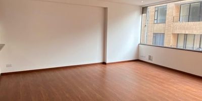 EXCELENTE UBICACIÓN, CERCA AL PARQUE AL VIRREY, DOS ALCOBAS, BALCÓN, COCINA TIPO AMERICANO DE GAS, ZONA DE ROPAS, PUERTA DE SEGURIDAD, SALA COMEDOR AMPLIA, GARAJE PEQUEÑO, DEPÓSITO. EL EDIFICIO TIENE VIGILANCIA ELECTRÓNICA, NO HAY PORTERIA 24 HORAS, ACCESO ELECTRÓNICO, TODERO DE LUNES A VIERNES DE 8 AM A 5 PM Y SABADOS MEDIO DÍA. EL AGUA CALENTE ES CON CALDERA.