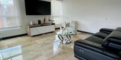 Apartamento en venta en unidad cerrada ubicada en sector residencial, tranquilo y de poco flujo vehicular, con fácil acceso a vías principales, rutas de transporte público, cerca a centros comerciales, almacenes de cadena, restaurantes y una gran variedad de servicios complementarios de la zona.  Cuenta con piso en mármol, sala comedor, 3 alcobas con vestier y baño en la principal, baño en cada alcoba, baño social, para un total de 4 baños, cocina integral abierta tipo americano, alcoba y baño de servicio, zona de ropas, balcón, 2 útiles y parqueaderos lineales y paralelos cubiertos Conjunto cerrado con ascensor zonas sociales completas que incluyen  piscina, gimnasio, salón social, turco, parques infantiles, cancha de squash, zonas verdes, vigilancia y portería 24 horas; y circuito cerrado de TV.  inmuebles sujetos a verificacion de disponibilidad