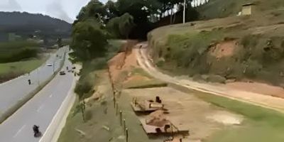 Lote ubicado en corredor estratégico cercano a la Autopista Medellín–Bogotá, con excelente visibilidad comercial y acceso tanto por vía principal como por vereda rural. La topografía permite desarrollar proyectos de alto impacto gracias a una norma versátil que admite estación de gasolina, locales, restaurante, hotel, bodega, empresa o centro médico.

Cuenta con frente de 70 m sobre la autopista y una casa de 350 m² ideal como apoyo operativo. Incluye antena de telecomunicaciones con canon cedido por 30 años, que posteriormente retornará al propietario con ajuste anual. Terreno apto para desarrollo inmediato, con documentos al día y opciones de venta, arriendo o aporte a proyecto.