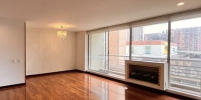 Amplio acogedor e iluminado apartamento de 120m2 en piso 3, ubicado cerca al centro comercial Parque Colina, consta de sala- comedor con chimenea y balcón, 3 alcobas, 3 baños más baño social, estudio, cocina integral cerrada, zona de lavandería. 2 parqueaderos y 1 depósito   

Conjunto club house con piscina, sauna, turco, gimnasio, salón social, cancha múltiple, parque infantil, salón de juegos, zonas verdes, parqueadero de visitantes y vigilancia privada  