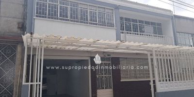 Casa en venta, Rincón del Salitre, Barrios Unidos.
¡Oportunidad única de inversión! Amplia casa de dos niveles con 190 m² construidos, 9 m de frente x 21,7 m de fondo, ideal para remodelar o desarrollar nuevo proyecto residencial/comercial en zona de alta valorización.
Cuenta con 4 habitaciones, 2 baños, sala-comedor independiente, cocina sencilla, red de gas natural, zona de ropas, patio, balcón, puerta principal con chapa de seguridad y piso en cerámica.
Incluye 3 parqueaderos (1 interno lineal + 2 externos cubiertos) y parqueaderos para visitantes. Vigilancia con CCTV. Ubicación privilegiada con acceso rápido por Av. 68, Carrera 51, Av. NQS y Calle 67; cerca de hospitales, universidades, centros comerciales, troncal Transmilenio y parques.
¡Perfecta para inversionistas o familias que buscan espacio y excelente conectividad!
¡Agenda tu visita hoy mismo!
SE ENTREGA SIN AMOBLAR