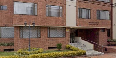 SE VENDE O SE ARRIENDA MAGNIFICO APARTA MENTO ,133 M2 SECTOR SANTA BARBARA , primer (1) piso con 3 alcobas, 3 baños, sala-comedor, estudio, patio amplio, cocina integral, zona de ropas,Parqueadero en línea privado y depósito.Cuenta con porteria 24 horas ,15 camaras de seguridad ,puerta vehicualr automatica .tiempo de construido mas de 30 años ,Edificio de 4 pisos El edificio ofrece un ambiente seguro, elegante y acogedor, ideal para quienes buscan calidad de vida, practicidad y una excelente valorización. Perfecto para personas que desean vivir en un sector reservado pero estratégicamente conectado en Usaquén.