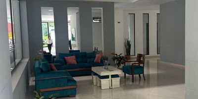  ¡Apartamento en La Vega, Cundinamarca!
Sector privilegiado de La Vega, sobre la vía a la Laguna El Tabacal. Un entorno natural, tranquilo, cerca a puntos de interés.
Características del apartamento:
Piso 4, esquinero, con excelente iluminación natural, estrato 4
2 alcobas (principal con baño privado)
Baño social
Cocina integral estilo americano
Zona de lavandería
Sala-comedor y estudio
Balcón con espectacular vista panorámica a las montañas y al pueblo
Parqueadero privado
Depósito
Edificio con ascensor
Zonas comunes del conjunto: Piscina, sauna y turco, gimnasio, salón social, parqueaderos para visitantes, planta eléctrica, seguridad 24 horas.
Ideal para quienes buscan comodidad, naturaleza y cercanía a la ciudad. 
