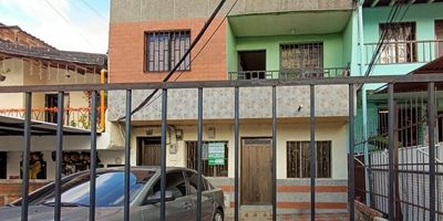 Agradable casa ubicada en el sector de Aranjuez, en la carrera 47, piso 1, tiene un área de 90 metros aproximadamente. El inmueble cuenta con: 4 alcobas, 1 baño sencillo y otro social, 3 closets, sala y comedor, cocina semi-integral con red de gas, y piso en cerámica
Los datos de los inmuebles promocionados en la página web están sujetos a cambio y verificación de disponibilidad.