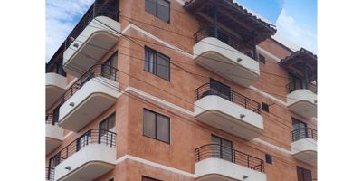 Este hermoso apartamento, ubicado en la zona residencial de La Ceja, ofrece una excelente oportunidad de inversión en el mercado inmobiliario de Antioquia. Con un área total de 71 M2, este inmueble cuenta con una construcción y  espacios amplios y bien iluminados.

En su interior, encontramos un total de 3 alcobas, ideales para adaptar cada una según tus necesidades y preferencias. También cuenta con 2 baños, uno de ellos en la habitación principal, lo que brinda mayor comodidad y privacidad a sus habitantes y un balcón con una vista panorámica impresionante de la ciudad.

Su cocina integral es ideal para preparar tus platos favoritos con comodidad. Además, sus dobles ventanas permiten una mejor iluminación natural y a la vez, un agradable aislamiento acústico para un descanso placentero.

El acceso a este apartamento es muy conveniente, ya que se encuentra en una zona pavimentada y cuenta con garaje para un vehículo. Además, el circuito cerrado de TV garantiza la seguridad de sus habitantes. A su vez, su ubicación estratégica te ofrece la posibilidad de disfrutar de parques cercanos, ideales para pasear o realizar actividades al aire libre con tu familia.

En resumen, este apartamento en La Ceja es la opción ideal para aquellos que buscan un espacio acogedor y cómodo, con excelentes comodidades y ubicación privilegiada.

¡No pierdas la oportunidad de invertir en este inmueble y disfrutar de una vida de calidad en una de las mejores zonas de Antioquia!
