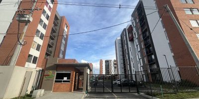 GESPRON alquila hermoso apartamento al sur de Cali, para estrenar ,ubicado en el barrio Ciudad Pacífica, en el Conjunto Tierra Linda del Parque, tercer piso con ascensor.
El apartamento cuenta con una sala amplia e iluminada con balcón, excelente distribución interior y blackout instalado, con espacio ideal para sala de estudio o zona de TV. Dispone de tres habitaciones, todas con clósets de piso a techo, iluminadas y con excelentes acabados. La habitación principal cuenta además con vestier y baño privado. También tiene baño social, zona de oficios con instalación para lavadora y cocina con diseño moderno.

Ubicado en una zona estratégica y de alta valorización, cerca de la Universidad Autónoma, centros comerciales, tiendas, paradas de autobús y estaciones de servicio.

¡No dejes pasar esta oportunidad! Llámanos ya y agenda tu visita con GESPRON.