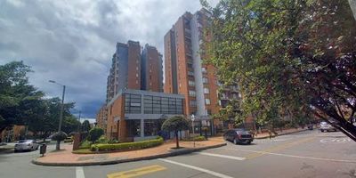 Excelente apartamento en conjunto cerrado amplio, encortinado, balcón. El conjunto cuenta con parque infantil, cancha de squash, un pequeño gym, dos salones comunales. Ubicado frente al parque Versalles, zona residencial, cerca del Stark Smart Gym, supermercado cercano Ara, parroquia Jesucristo Redentor.