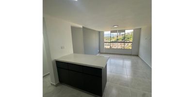 Código 9642FR000

Vive en un espacio moderno, fresco y con una vista privilegiada en una de las zonas de mayor valorización de Bello: Trapiche. Este apartamento, es perfecto para quienes buscan comodidad, proyección y excelente calidad de vida.

✨ Distribución del inmueble:


 
 3 habitaciones con excelente iluminación
 
 
 2 baños modernos
 
 
 Cocina integral de estilo contemporáneo
 
 
 Zona de ropas independiente, ideal para mantener organización
 
 
 Espacios bien distribuidos para máximo confort
 
 
 Área construida: 55.16 m²
 


? Zonas comunes actualmente disponibles:


 
 Gimnasio totalmente dotado ?️
 
 
 Salón social para eventos ?
 
 
 Piscinas para adultos y niños ?
 
 
 Canchas deportivas
 
 
 Zona Pet Friends ? ideal para mascotas
 


? Ubicación – Trapiche, Bello

Un sector estratégico, con excelente proyección, acceso a transporte, zonas comerciales y un ambiente tranquilo para vivir.
