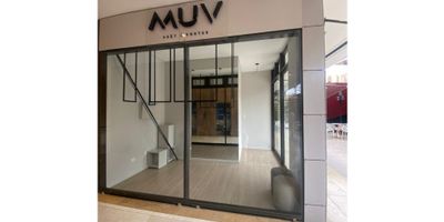 Local ubicado en un exclusivo complejo de uso mixto sobre la Carrera Séptima, en el corazón de Usaquén, una de las zonas más visitadas y atractivas de Bogotá. Este espacio forma parte de un desarrollo boutique que integra comercio, gastronomía y negocios en un entorno moderno y de alto nivel. Su ubicación privilegiada ofrece un flujo constante de visitantes y residentes, gracias a la amplia oferta de restaurantes, bares, tiendas y plazas que caracterizan este sector consolidado en actividad empresarial, comercial y de servicios de salud. Ideal para marcas que buscan visibilidad, prestigio y cercanía con un público de alto perfil.

 

 
