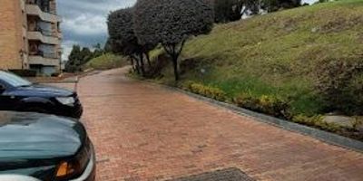 Arriendo bonito apartamento en Calatayud Disfruta de una espectacular vista exterior y una excelente iluminación natural. El apartamento cuenta con sala y comedor independientes, chimenea, balcón amplio en la sala y balcón adicional en el comedor. Dispone de tres alcobas, estar de alcobas, estudio, baño social, cocina integral cerrada, zona de ropas independiente. Los pisos son en laminado y cerámica. Incluye dos garajes independientes y un depósito. El conjunto ofrece parque infantil y zonas verdes para disfrutar en familia.