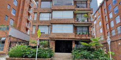 Penthouse dúplex en zona residencial tranquila de Chicó Norte, vías principales de acceso Carrera 19 y Autopista Norte entre Calles 94 y 100. Su acceso es por ascensor privado al apartamento. El primer nivel encontramos hall de entrada con closet de linos, sala con chimenea, estudio con muebles y acceso a balcón, comedor, cocina integral amplia, zona de lavandería independiente con amplia alacena, cuarto y baño de servicio, baño de visitas, sala de estar, dos habitaciones amplias que comparten baño y habitación principal con walkin closet y baño privado. El segundo nivel dispone de 2 habitaciones amplias con baño, salón de entretenimiento y terraza perimetral. El apartamento se complementa con parqueadero para 8 autos y depósitos. El edificio se complementa con jardín comunal interior, salón de eventos y gimnasio.