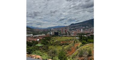 ?Arriendo apartamento EntreCerros, Niquia Terranova, Bello?

Apartamento no incluye los muebles, se entrega totalmente desocupado

✅ Características:


 
 Consta de: Tres habitaciones con closets, dos baños (cabinados), sala comedor, cocina integral con barra tipo americano, red de gas, balcón, zona de ropas, estudio.
 
 
 área: 50 mts aprox
 
 
 Piso: 
 
 
 Estado: Usado
 
 
 Parqueadero: Comunes
 


? Entorno:


 
 Cerca al Centro Comercial Puerta del Norte, sector campestre y residencial, cercano a zona comercial, comercios como el D1, farmacias, restaurantes, entre otros. A seis cuadras del colegio Nazaret y de la Clinica del Norte.
 
 
 Buenas rutas de transporte del Metro, hacia la estación Niquia.
 


?️ Descripción de la unidad o barrio


 
 Comodidades: Ascensores y zonas verdes.
 
 
 Recreación: Piscina de adultos y niños, dos salónes sociales , juegos infantiles y gimnasio, cancha sintética de microfútbol y cancha de basqueball.
 
 
 Seguridad: Portería 24 horas
 


?️ Características Principales


 
 Ubicación: Se encuentra en una zona campestre y tranquila, con una vista a la ciudad, pero con cercanía a la Autopista Norte y a puntos de interés como la Estación Niquía del Metro de Medellín y el Centro Comercial Puerta del Norte (antes Puerta del Norte).
 
 
 Ruta de Transporte a Unidad Entrecerros

 1. Metro de Medellín (Línea A)

 Toma la Línea A del Metro en dirección Niquía.
 
 
 Baja en la estación final: Estación Niquía
 
 
 2. Bus de Ruta Integrada (TPC Niquía)
 
 
 La Unidad Entrecerros se ubica en el sector de Niquía Terranova. Una vez en la Estación Niquía, debes tomar una de las rutas de autobús que suben a esa zona.

 Las rutas clave son las de la empresa TPC Niquía (Transporte Público Colectivo Niquía):
 
 
 Ruta C1 019 (o similar): Esta ruta suele dirigirse a la Urbanización Rosales de Terranova, que es la zona donde se encuentra Entrecerros.
 

