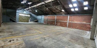 Se vende bodega en Liborio  en Manizales, con un área de 430 m² y una altura de 7,8 metros, ideal para almacenamiento o desarrollo de proyectos industriales y comerciales. El inmueble cuenta con baño, dos oficinas que facilitan la gestión administrativa y una bodega pequeña que puede utilizarse como zona de parqueo para un vehículo. Una excelente oportunidad para quienes buscan un espacio amplio, funcional y estratégicamente ubicado.