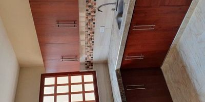 Este acogedor apartamento se encuentra en el barrio Bretaña, con una excelente ubicación sobre la Calle 9F #23A-49, en un sector residencial tranquilo y de fácil acceso. Está en el segundo piso, ideal para quienes desean comodidad sin subir demasiadas escaleras.

Cuenta con 2 alcobas con clósets, 1 baño, zona de ropas, buena iluminación natural y espacios funcionales. El canon mensual es de $980.000.

La zona tiene cercanía a transporte público, supermercados, colegios y comercio local. Es una gran oportunidad para vivir en un punto estratégico del sur de Cali.