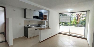 Apartamento en arriendo ubicado en Loma del Indio, El Poblado. 

Disfruta de un espacio moderno, iluminado y con excelente distribucion. El inmueble cuenta con 3 habitaciones, 2 banos, 1 vestier, 2 closets, sala-comedor, cocina integral con red de gas, balcon con vista despejada, zona de ropas, ascensor y parqueadero privado.
La unidad residencial ofrece completas zonas comunes pensadas para el bienestar de toda la familia: piscina, salon social, juegos infantiles, gimnasio, amplias zonas verdes, parqueadero de visitantes y porteria 24/7.

Su ubicacion es privilegiada, con acceso inmediato a la Avenida Las Palmas y rutas integradas de transporte, garantizando movilidad y conexion. Un lugar ideal para disfrutar comodidad, tranquilidad y calidad de vida en El Poblado!
