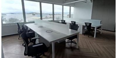 Oficina ubicada en un moderno complejo corporativo sobre la Av. Calle 26, una zona estratégica de Fontibón con excelente conectividad y proyección empresarial. El edificio ofrece un entorno integral que combina hoteles, locales y amplias zonas comunes, creando un ecosistema ideal para empresas que buscan comodidad, seguridad y prestigio. La oficina destaca por su flexibilidad en áreas, contratos y acabados, permitiendo adaptar el espacio a las necesidades operativas de cada compañía. Cuenta con cocineta privada, espacios independientes, sala de juntas y acceso biométrico, brindando un ambiente funcional, moderno y altamente eficiente para equipos de trabajo.

Características:
Cocineta privada // Espacios independientes // Sala de juntas // Acceso biométrico // Complejo corporativo con hoteles, locales y zonas comunes // Flexibilidad en áreas, contratos y acabados // Excelente ubicación sobre la Av. Calle 26 // Entorno empresarial moderno y seguro
