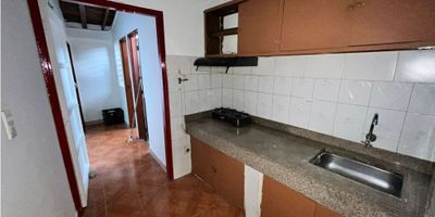 Apartaestudio disponible para alquiler en Envigado, cuenta con espacios pequeños, ubicado en sector central de Envigado de fácil acceso. Código de inmobiliaria No. 6276807
