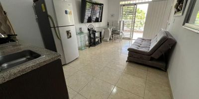 Descubre la comodidad y elegancia en este apartamento en arriendo ubicado en una de las zonas más exclusivas de la ciudad. Con 2 habitaciones amplias, 1 baño completo y 75 metros cuadrados de espacio bien distribuido, este inmueble es ideal para quienes buscan un hogar acogedor y funcional. Su diseño moderno y acabados de alta calidad crean un ambiente sofisticado y acogedor. Disfruta de la tranquilidad y seguridad que ofrece esta propiedad por tan solo $1,300,000. Para más información o agendar una visita, contacta a Edwin Salazar al número  3206134358 - 3118417314. ¡No dejes pasar esta oportunidad única!