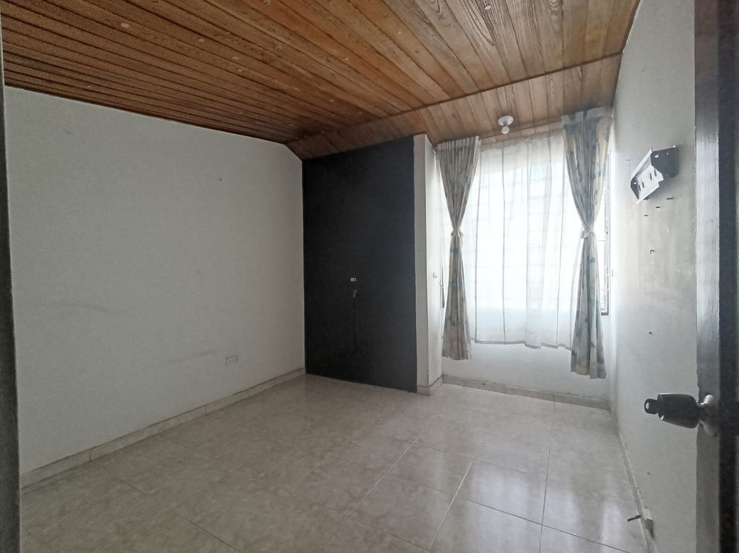 Casa de 4 alcobas en venta en Pontevedra, Bogotá, 257 m² · foto 2 de 20