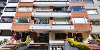 Disponible oficina remodelada en primer piso con vista interior ubicada en uno de los principales centros de negocios de la ciudad lista para ocupar, ideal para empresas en crecimiento que busca una ubicación estratégica. Este espacio de 155 m ofrece ambientes de trabajo tranquilo diseñada para potenciar la productividad y la conectividad. Su distribución cuenta con un diseño funcional que incluye una oficina privada con acceso a terraza cubierta con entrada de luz natural y una amplia área libre de trabajo abierta. La oficina cuenta con piso laminado en PVC, cableado estructurado listo y 2 baños. Ubicada en el significativo sector de Chicó, con acceso inmediato a la Carrera 11 entre Calles 94 y 100 teniendo como puntos de referencia varias embajadas y delegaciones de organismos internacionales, alta concentración de bancos y notarías, Centros Comerciales Andino y El Retiro, tiendas exclusivas y los parques El Virrey y 93