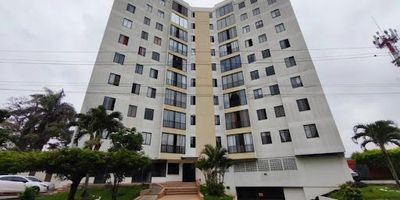 Apartamento en venta ubicado en décimo piso con vista exterior hacia la Avenida Guadalupe. Consta de 3 habitaciones con closet, la principal con baño privado, dos habitaciones auxiliares que comparten baño, sala comedor con vista a la ciudad y cocina integral con estufa a gas junto con zona de lavandería independizado. El apartamento se complementa con parqueadero privado. El edificio cuenta con 2 ascensores, piscina, zonas verdes, recepción y vigilancia.