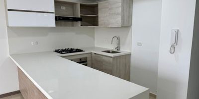 Descubre la elegancia y comodidad en este apartamento para estrenar de 3 habitaciones y 2 baños, con una cocina tipo Americano y un balcón que te brinda una vista exterior única. Con acabados en porcelanato y un hall de alcobas que te da privacidad, este espacio cuenta con todas las comodidades que necesitas. Además, disfruta de las áreas comunes como el gimnasio, la piscina y el sauna. Con un garaje cubierto y zonas verdes, este lugar es ideal para quienes buscan calidad de vida. ¡Bienvenido a tu nuevo hogar! PARA MAS INFORMACION ALEJANDRA MORENO