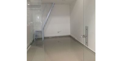 Si buscas un Local Comercial en Medellín, por inversion o para tu negocio, esta es tu oportunidad. Ubicado en Centro Comercial en el corazón de Medellín, primer piso, con alto trafico de pesonas, este local cuenta con todas las comodidades necesarias para llevar a cabo tu negocio con éxito.

Con un área total de 18  mts2, y altura libre de 5.3 mts, te ofrece espacio para atraer a tus clientes. 

Este local cuenta con una ubicación privilegiada dentro del centro comercial, de fácil accesibilidad para tus clientes y proveedores. Con gran afluencia de personas, lo cual aumenta el potencial de tu negocio.

Con fácil acceso a transporte público, lo que permite que tus clientes lleguen sin problemas desde diferentes puntos de la ciudad. Además, su ubicación interior en centro comercial te garantiza privacidad, tranquilidad y seguridad

No pierdas la oportunidad de adquirir este fantástico local en Medellín y hacer crecer tu negocio en uno de los sectores mas pujantes de Medellin.

¡Contáctanos hoy mismo para obtener más información!
