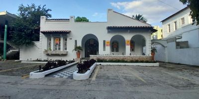 ¡Esta espectacular casa está esperando por ti! Se encuentra ubicada en el barrio El Prado de la ciudad de Barranquilla, cuenta con un área de 400 metros cuadrados construida y 900 metros cuadrados de área total, posee 8 alcobas, 3 baños, cocina, área de labores, terraza, patio y 7 parqueaderos. ¡Pregúntanos por este inmueble y te acompañamos a visitarlo!